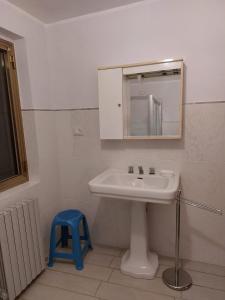 baño con lavabo, espejo y taburete en Il Casale, en Penna San Giovanni