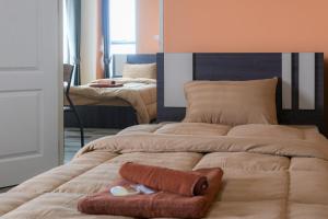 - 2 lits installés l'un à côté de l'autre dans une chambre dans l'établissement The Wish Hotel, à Chachoengsao