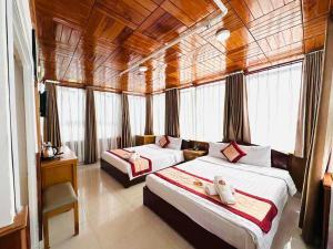 una camera con due letti in barca di Gold Dream Hotel a Da Lat