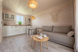 uma sala de estar com um sofá e uma mesa em Natura Health Resort em Darłowo