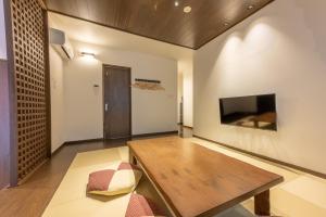 福岡市にある彩ホテル 橙のリビングルーム(木製テーブル、テレビ付)