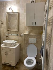 een badkamer met een wit toilet en een wastafel bij Seawave Black Sea Coast in Constanţa