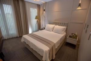 イスタンブールにあるAnatolia Innのベッドルーム1室(大型ベッド1台、白いシーツ、枕付)
