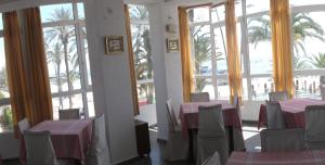 Reštaurácia alebo iné gastronomické zariadenie v ubytovaní Hotel Lido