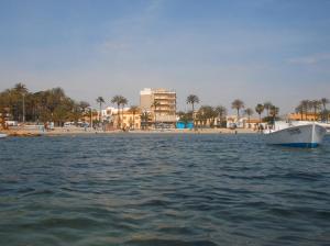 een boot in het water naast een strand bij Hotel Lido in Santiago de la Ribera