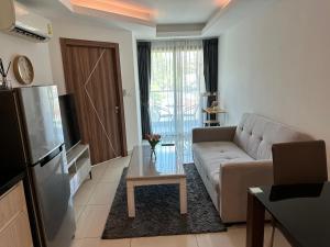 a living room with a couch and a table at Laguna Beach Resort 2 in Jomtien Beach