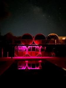 La VentanaにあるChangoMangoの夜間は赤い椅子が点灯します。