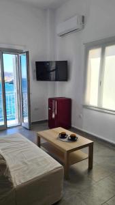uma sala de estar com uma cama e uma mesa de centro em Seaside Serenade 1, suite em Ermoupoli