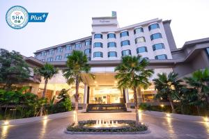 彭世洛滨江大酒店的酒店楼前有喷泉