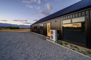 ein Gebäude mit einem Lautsprecher auf der Seite in der Unterkunft 31 on Boundary in Twizel