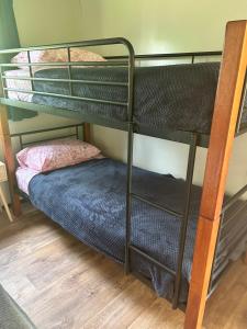 - deux lits superposés dans une chambre dans l'établissement Anchors down accommodation, à Dundee Beach