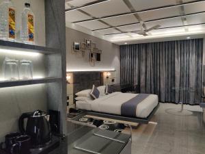ein Hotelzimmer mit einem Bett und einer Küche. in der Unterkunft Malligi,Hampi in Hospet