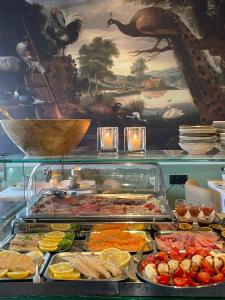 un buffet composé de différents types de nourriture dans l'établissement Hotel Villa Verdi, à Knokke-Heist