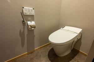 Un baño con un inodoro blanco en una cabina. en Irodori Hotel FUJI, en Fukuoka 44 fotos más