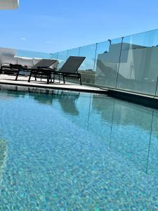 Bazén v ubytování Villa Veiga with heated pool nebo v jeho okolí