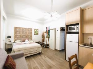a hotel room with a bed and a kitchen at FLEMING Loft PARKING Tourist Córdoba in Córdoba