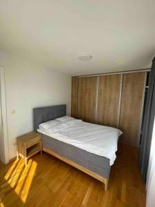 Ένα ή περισσότερα κρεβάτια σε δωμάτιο στο Quiet Luxe Apartment +22 φωτογραφίες