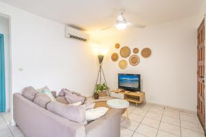 TV a/nebo společenská místnost v ubytování Akwatik Appart 150m de la plage