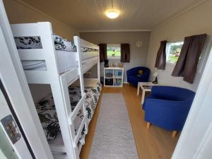 een kamer met 2 stapelbedden en een blauwe stoel bij Guestrooms at Forest Family Home in Ytterhogdal
