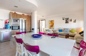 cocina y sala de estar con mesa y sillas en Appartement familial paisible, en Tánger