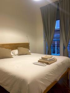 une chambre avec un lit avec des serviettes dessus dans l'établissement Trinità degli Spagnoli house, à Naples