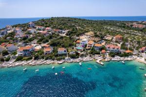 una vista aerea di un resort con barche in acqua di Beachfront Villa Larisa with Whirlpool, Media room a Rogoznica (Rogosnizza) Altre 42 foto