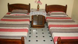 2 aparte bedden in een kamer met bij Randi Homestay in Negombo