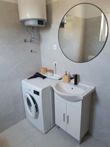 ein Badezimmer mit einer Waschmaschine und einem Waschbecken in der Unterkunft Apartment Dragana, Jezera, Island Murter in Jezera