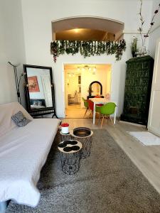 ブダペストにあるNóra Holiday Apartmentのリビングルーム(ベッド1台、テーブル付)