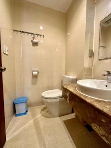 Teddy Apartment at Sky Center Luxury في مدينة هوشي منه: حمام به مرحاض أبيض ومغسلة