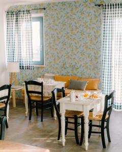 una sala da pranzo con tavolo, sedie e divano di Casa Saba ospitalità con vista a Rustico