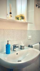 um lavatório de casa de banho com uma vela azul em DGS APARTHOTEL em Trapani