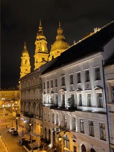 ブダペストにあるNóra Holiday Apartmentの二重塔のある夜の建物の景色