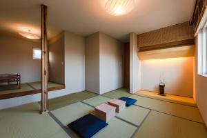 Goshogawaraこもる五所川原的有两张床和一扇窗户的房间