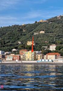 vista sulla città dall'acqua di Brezza di Mare a Lavagna