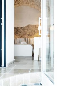 Camera con letto e pavimento bianco di Cà Giò a Ostuni