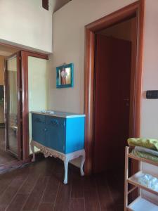 uma cómoda azul num quarto com um espelho em Magnolia House em Taurianova