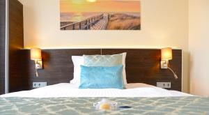 Postel nebo postele na pokoji v ubytování Hotel Czinege & Étterem