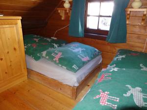 1 dormitorio con 2 camas en una cabaña en Fischerhütte Donnersbachwald, en Donnersbachwald