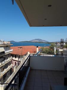 einen Blick vom Balkon eines Gebäudes in der Unterkunft G3 sea view appartment in Igoumenitsa