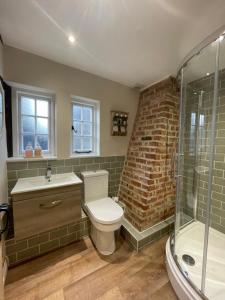 ein Badezimmer mit Toilette, Waschbecken und Dusche in der Unterkunft Historic Cambridgeshire Cottage in Godmanchester + 11 Fotos