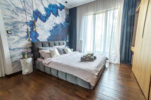 1 dormitorio con 1 cama grande y una pintura en la pared en Top Central Design, 2 Bedroom, NDK, FREE Secured parking, en Sofía