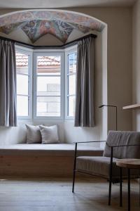 a window seat in the corner of a room with a window at fink Restaurant & Suites in Brixen