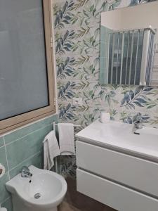 bagno con lavandino, servizi igienici e specchio di Mare DiVino a Marsala