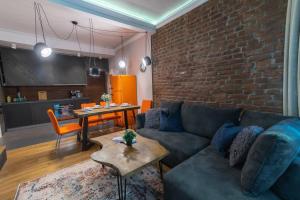 sala de estar con sofá y pared de ladrillo en Top Central Design, 2 Bedroom, NDK, FREE Secured parking, en Sofía