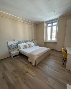 een slaapkamer met een groot bed en een raam bij Breccia Nel Mare in Carrara