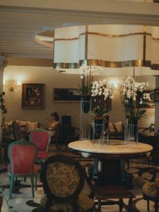 jadalnia ze stołem i krzesłami w obiekcie Castival Hotel w Side