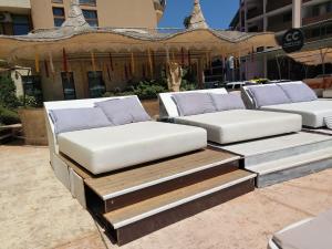 サニービーチにあるGrenada.Suite.tonight.1 bedroom.pool view.300m to beachの三組のマットレス