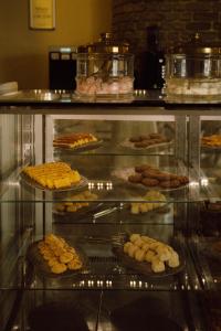een vitrine gevuld met verschillende soorten gebak bij Castival Hotel in Side