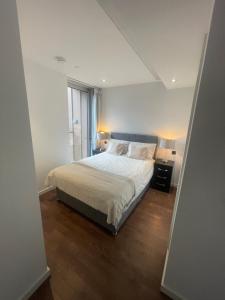 Tempat tidur dalam kamar di 2 bedroom Apartment next to Battersea Power Station